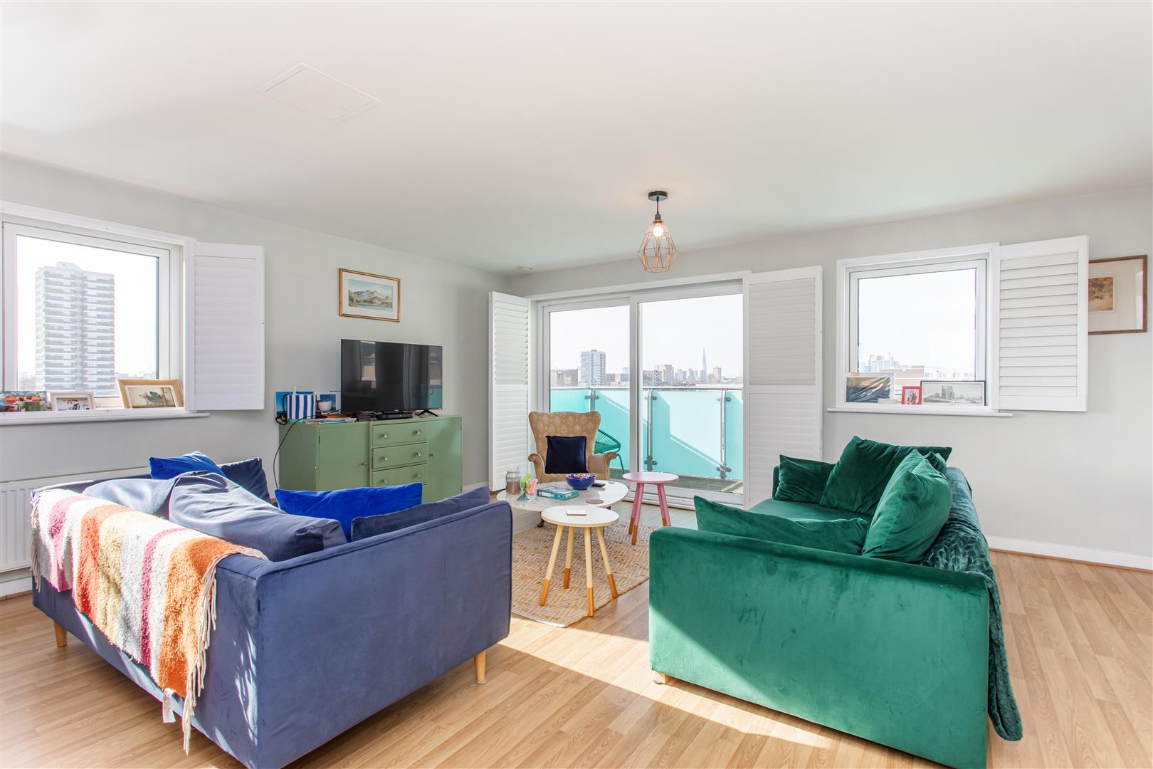3 bed property in Bolan Apartments, Mile End